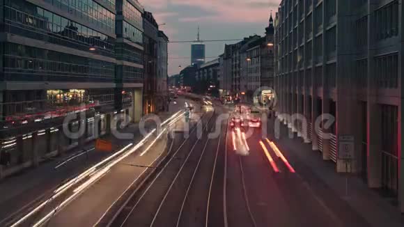 夜间交通的时间推移大城市的夜生活视频的预览图