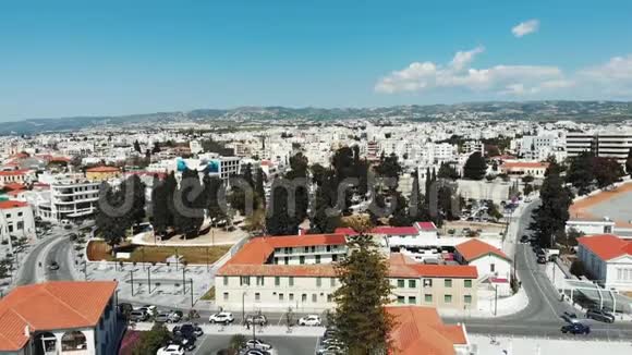 空中拍摄塞浦路斯城市帕福斯和山脉背景与红色黄色屋顶塞浦路斯市中心无人机景观视频的预览图