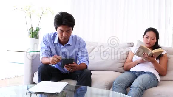 亚洲男人向女朋友展示他们的约会视频的预览图