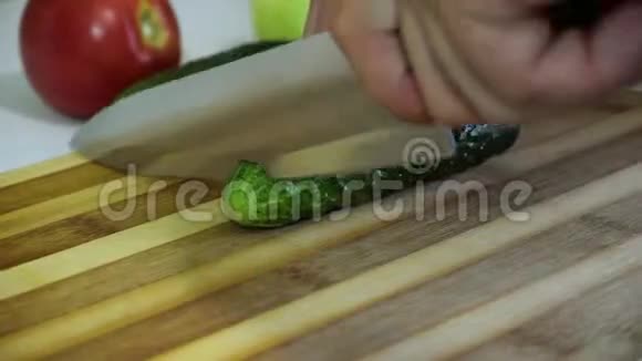 用大刀将新鲜黄瓜切在切割板上视频的预览图