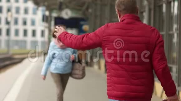 一对美丽成熟的退休夫妇分居后在火车站相遇一个男人拥抱一个女人把她变成他的女人视频的预览图