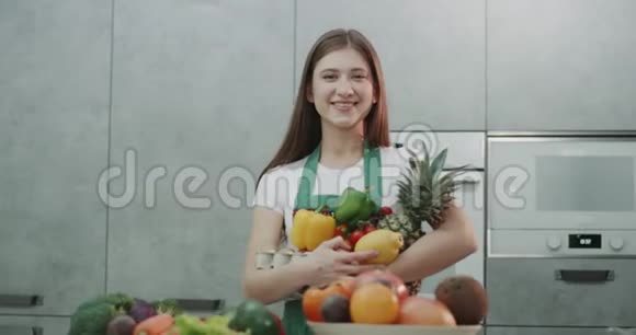 一个女孩微笑着拿着营养丰富的水果和蔬菜视频的预览图
