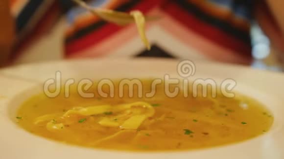 面条汤碗汤在咖啡馆手勺近距离射击视频的预览图