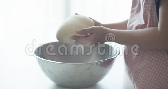 女人用手捏在不锈钢碗上视频的预览图