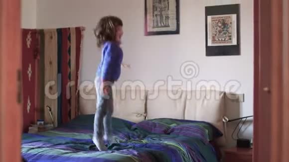 千禧年儿童在床上玩耍和跳跃视频的预览图