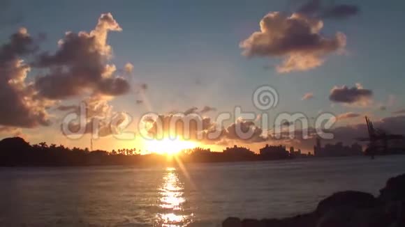 佛罗里达州迈阿密日落时分海景和游船通过的港口视频的预览图