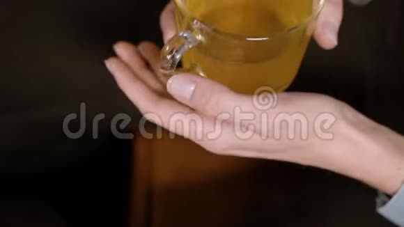 手捧一杯绿茶的女性特写视频的预览图