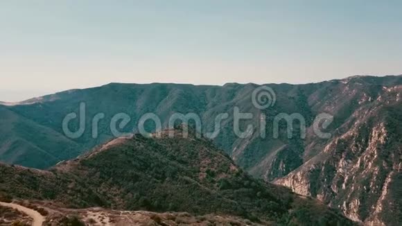电影空中全景视频从直升机上看到马里布的山脉从上面飞过视频的预览图