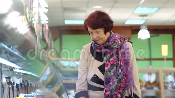 在超市里买新鲜健康食品的老漂亮女人视频的预览图