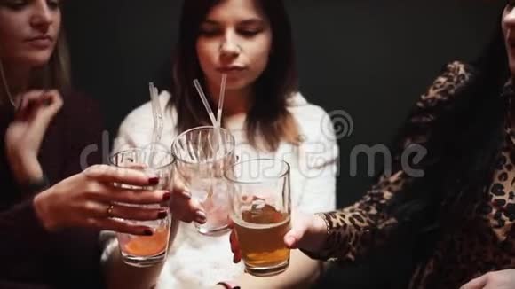 漂亮的女朋友在酒吧里和饮料聊天视频的预览图