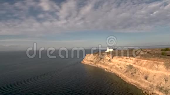 在希腊萨洛尼克阿格洛霍里地区的一个海角上的灯塔空中观景用无人机前进视频的预览图