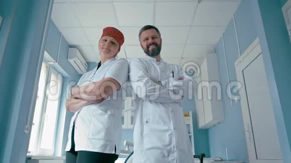 站在医院病房里的两位自信医生的画像视频的预览图