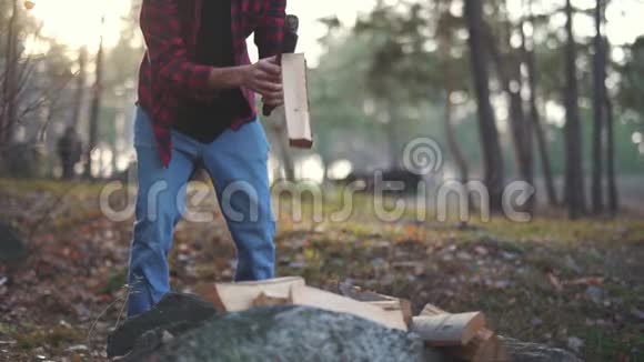 人在森林里用斧子砍柴福斯特切木头劈柴慢动作视频的预览图