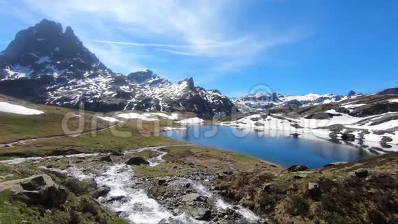 法国比利牛斯山脉的PicduMidiOssau瀑布景观视频的预览图