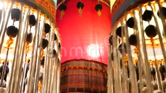 观赏东方灯笼照明室美丽的传统东方灯由装饰织物制成闪闪发光视频的预览图