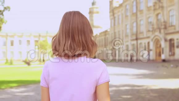 年轻女子走在大学附近视频的预览图