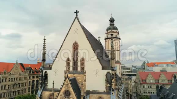 德国莱比锡圣托马斯教堂托马斯基彻的空中景观视频的预览图