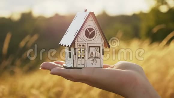 户外手中的迷你房子模型视频的预览图