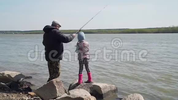 小女孩和她的爷爷钓鱼视频的预览图