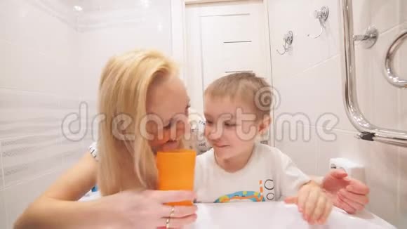 妈妈和她的小儿子在家刷牙视频的预览图