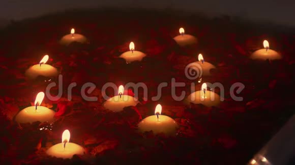 蒸浴中的香烛和玫瑰花瓣视频的预览图