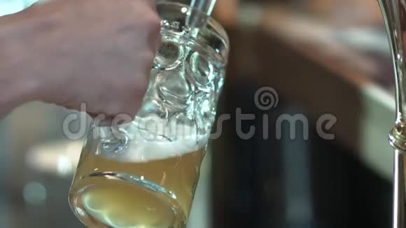 啤酒倒在杯子里用水龙头视频的预览图