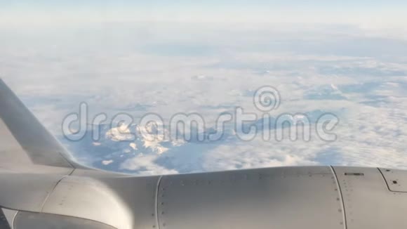 云层上方的飞机翼特写视频的预览图
