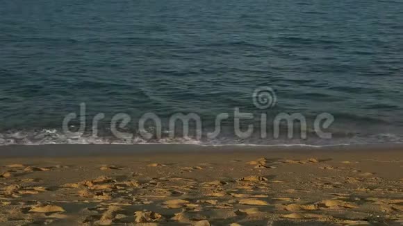 傍晚海滩上的海浪特写视频的预览图