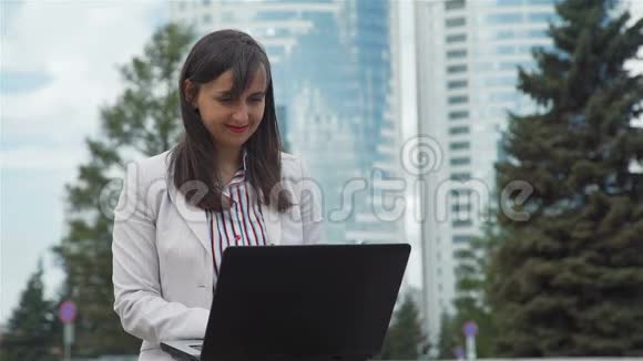 带手提电脑的年轻女子视频的预览图