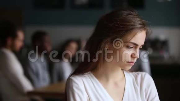 在咖啡馆里愤怒的千禧女孩感到孤独被排斥视频的预览图