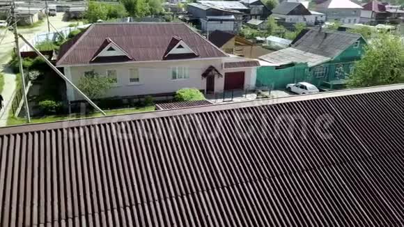 村庄背景新屋顶覆盖库存录像村屋背景新屋脊俯视图视频的预览图