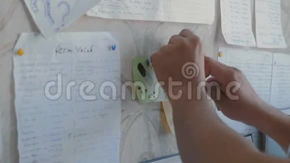 特写印度学生手贴在墙贴上视频的预览图