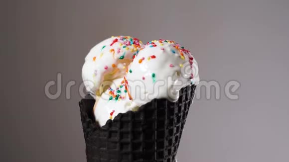 香草冰淇淋融化在一个黑色的蛋饼时间流逝视频的预览图