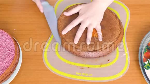 把蛋糕饼干切成两半视频的预览图