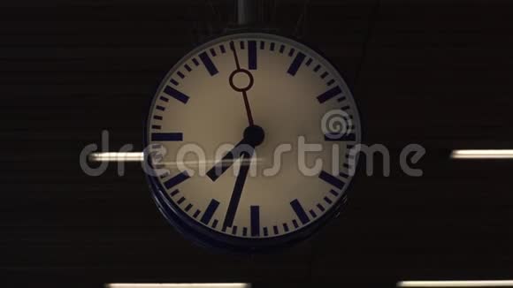 在火车站的大厅里转了一圈时钟上的时间视频的预览图