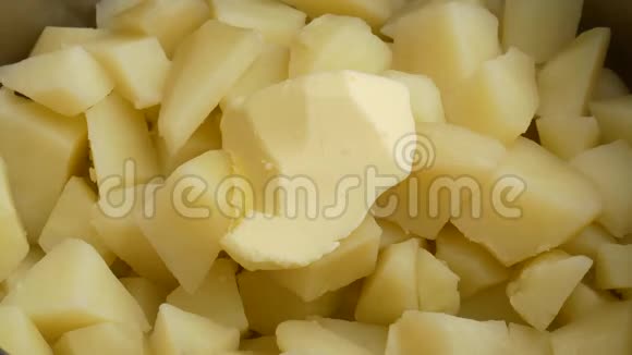 快关门一大块黄油涂在煮土豆上的叉子上视频的预览图