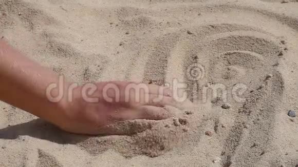 女人的手在沙滩上摸沙子年轻女子度假视频的预览图