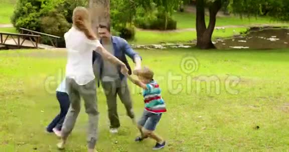 快乐的一家人一起在公园里玩响一个罗西视频的预览图