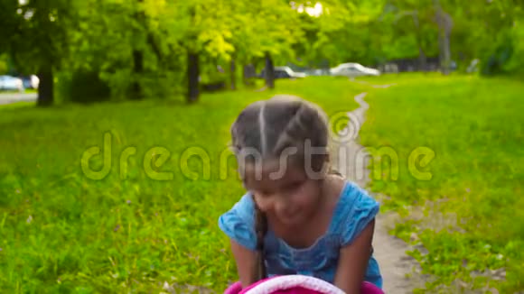 女孩在公园里喂娃娃视频的预览图