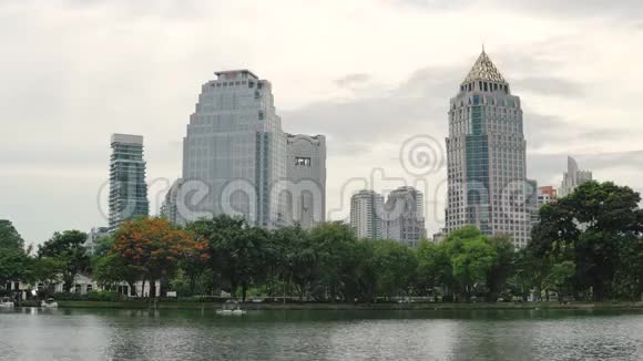 从兰普蒂尼公园俯瞰高楼大厦曼谷市中心著名公园的大型湖泊视频的预览图