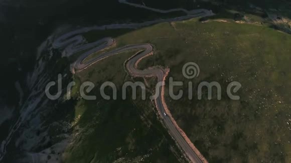 罗马尼亚的山路无人驾驶飞机俯瞰Transalpina视频的预览图