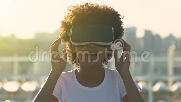 快乐的年轻女性在虚拟现实体验中触摸空气视频的预览图