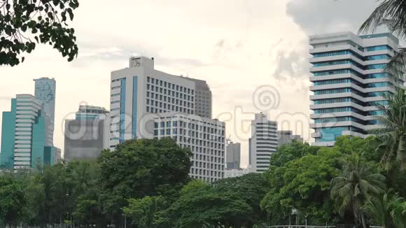 现代摩天大楼被许多绿树环绕环保城市理念高层建筑与密集视频的预览图