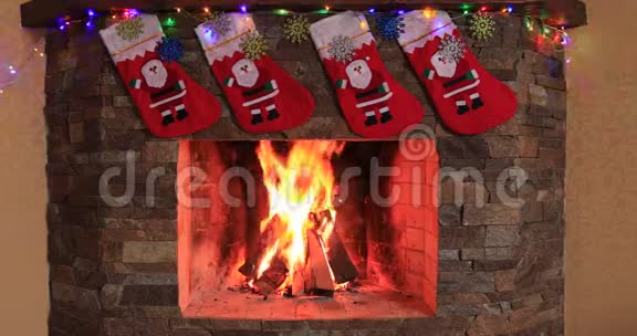 有漂亮圣诞装饰的壁炉视频的预览图