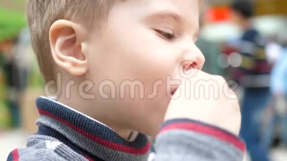 一个孩子在快餐店吃炸土豆在盘子里手举起来土豆片油煎视频的预览图