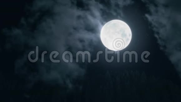 蓝色的满月在黑暗的天空中升起万圣节月亮在黑暗的夜晚云彩在它的特写镜头上移动视频的预览图