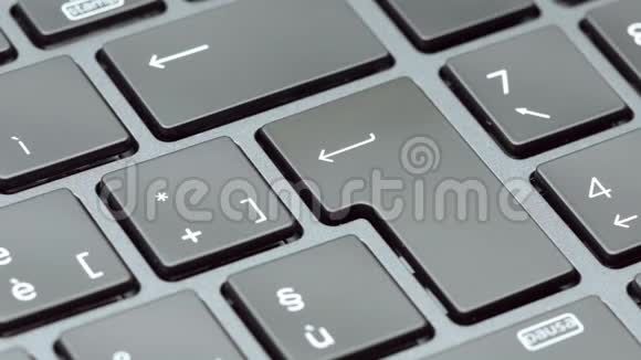 现代笔记本电脑键盘屏幕4k上的按键特写视频的预览图