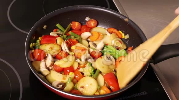 用蘑菇烹饪蔬菜混合物视频的预览图