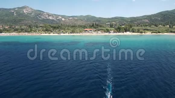 从空中俯瞰海滩上的风帆尼奥斯马尔马拉斯哈尔基迪基希腊无人机向后移动视频的预览图