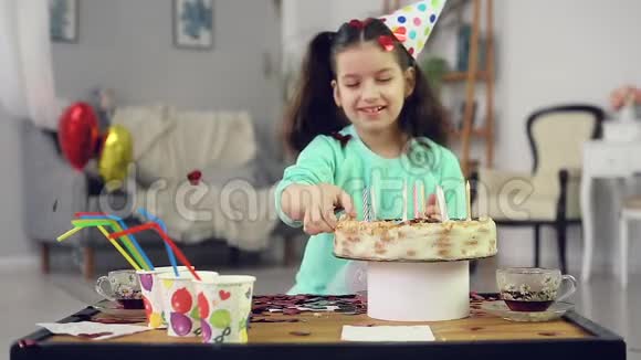 女孩吃蛋糕摔在纸屑上视频的预览图